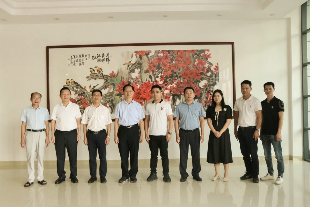 Group photo of representatives from Guangdong Nafei Industrial and Shanwei Polytechnic