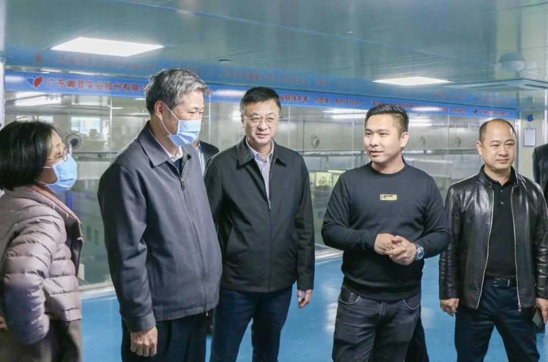 General Manager Zhou Canjie briefing the delegation on the production floor