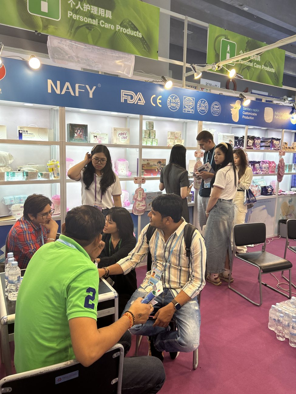 Nafei discussing OEM samples with overseas buyers