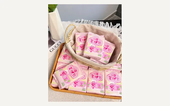 Na Xiaorou pocket packs displayed in a basket